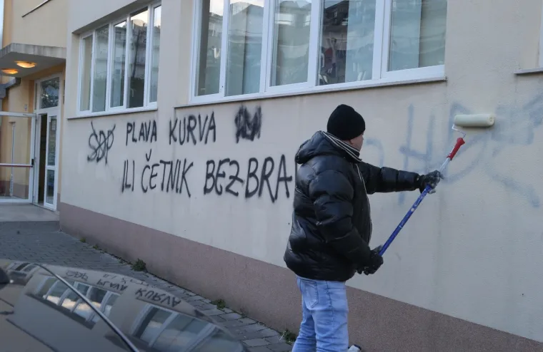 Pod okriljem noći: Na jednom biračkom mjestu u Splitu osvanuo grafit neprimjerenog sadržaja