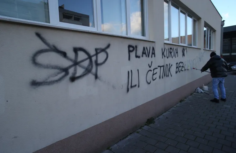 Pod okriljem noći: Na jednom biračkom mjestu u Splitu osvanuo grafit neprimjerenog sadržaja