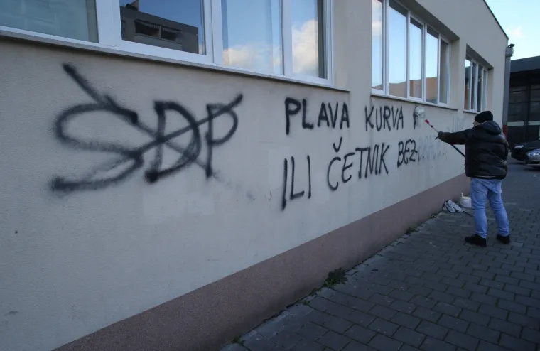 Pod okriljem noći: Na jednom biračkom mjestu u Splitu osvanuo grafit neprimjerenog sadržaja