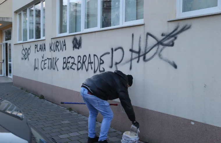Pod okriljem noći: Na jednom biračkom mjestu u Splitu osvanuo grafit neprimjerenog sadržaja