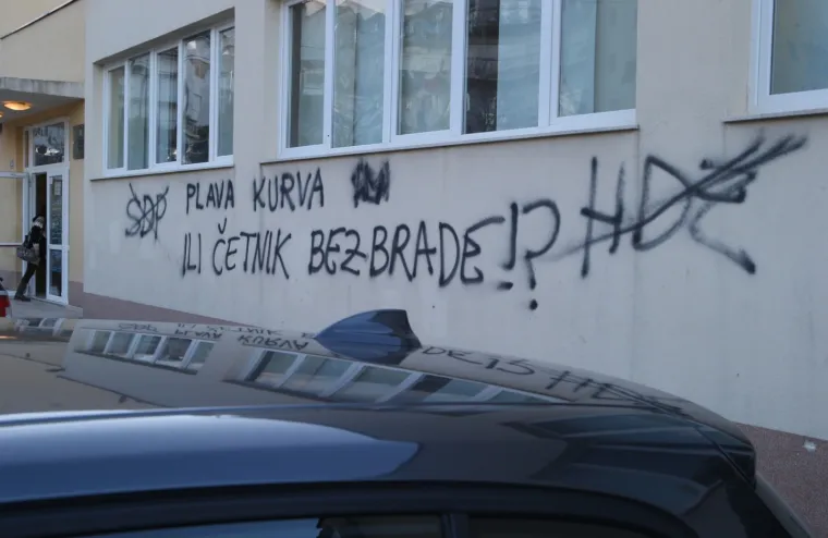 Pod okriljem noći: Na jednom biračkom mjestu u Splitu osvanuo grafit neprimjerenog sadržaja
