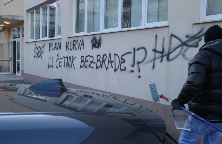 Pod okriljem noći: Na jednom biračkom mjestu u Splitu osvanuo grafit neprimjerenog sadržaja