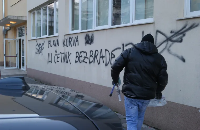 Pod okriljem noći: Na jednom biračkom mjestu u Splitu osvanuo grafit neprimjerenog sadržaja