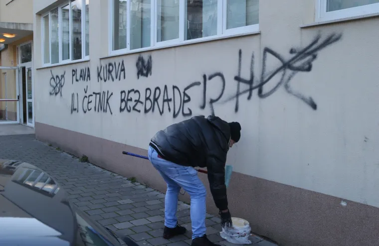 Pod okriljem noći: Na jednom biračkom mjestu u Splitu osvanuo grafit neprimjerenog sadržaja