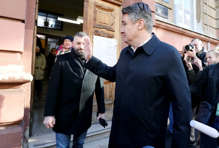 Milanović na glasovanje došao sa suprugom Sanjom: Muškarac ga opako verbalno napao ispred birališta
