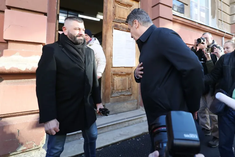 Milanović na glasovanje došao sa suprugom Sanjom: Muškarac ga opako verbalno napao ispred birališta