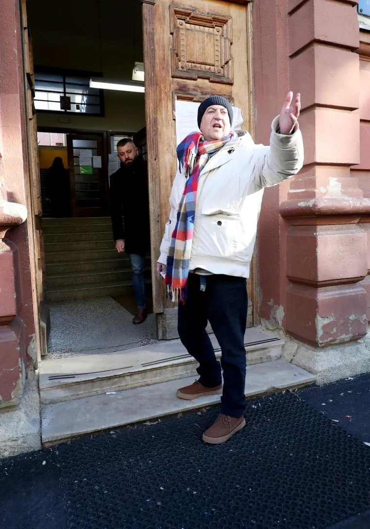 Milanović na glasovanje došao sa suprugom Sanjom: Muškarac ga opako verbalno napao ispred birališta
