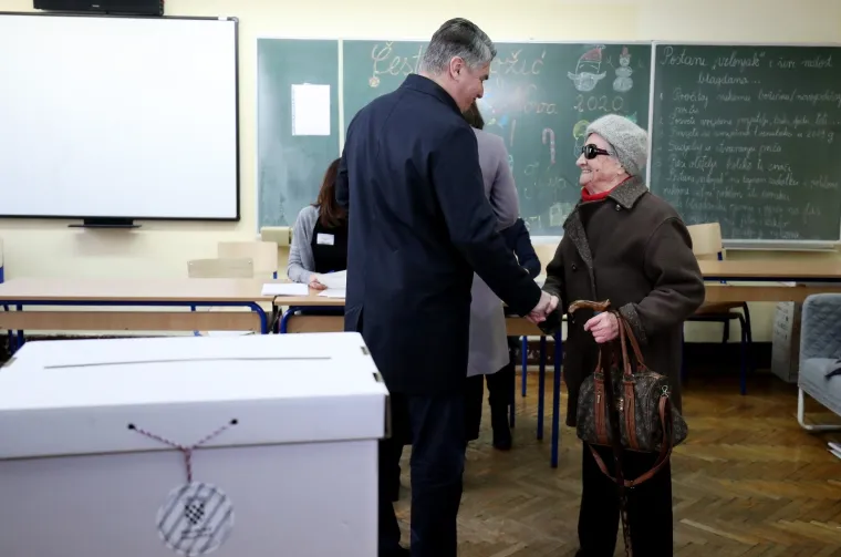 Milanović na glasovanje došao sa suprugom Sanjom: Muškarac ga opako verbalno napao ispred birališta