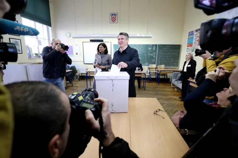 Milanović na glasovanje došao sa suprugom Sanjom: Muškarac ga opako verbalno napao ispred birališta