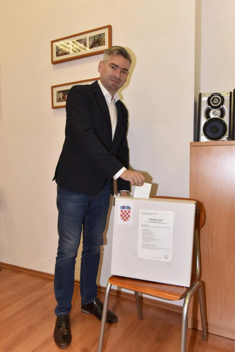 Pulski gradonačelnik i predsjednik IDS-a, Boris Miletić, na svom je birali&scaron;tu u mjesnom odboru Nova Veruda sa svojom suprugom Larom, glasao na izborima za predsjednika