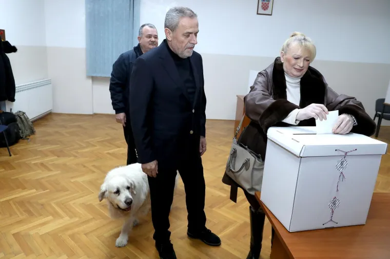 Zagrebački gradonačelnik, Milan Bandić, glasovao je već u 7 sati u pratnji supruge Vesne i ljubimca Rudija
