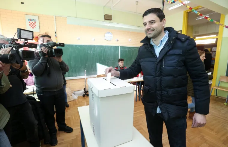 Predsjednik SDP-a Davor Bernardićc glasao na biračkom mjestu 156 u O&Scaron; Ive Andrića.
