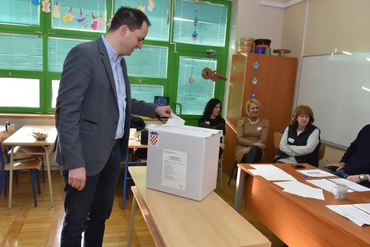 Ministar Uprave, Ivan Malenica, glasao je u drugome krugu predsjeničkih izbora u Brodarici pokraj &Scaron;ibenika