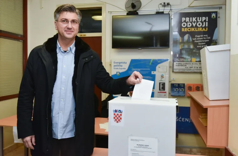 Među prvima je glasovao i premijer Andrej Plenković
