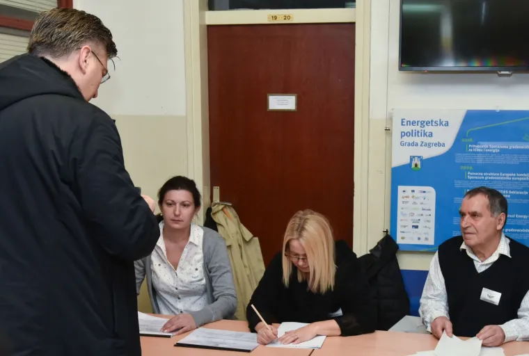 Među prvima je glasovao i premijer Andrej Plenković