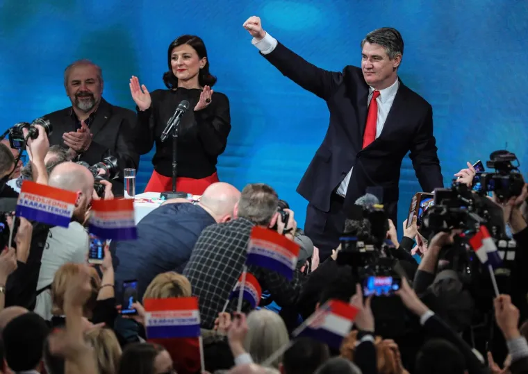 Milanovića je supruga Sanja zagrlila na pozornici! S uzdignutom &scaron;akom pozdravljao je odu&scaron;evljene prista&scaron;e