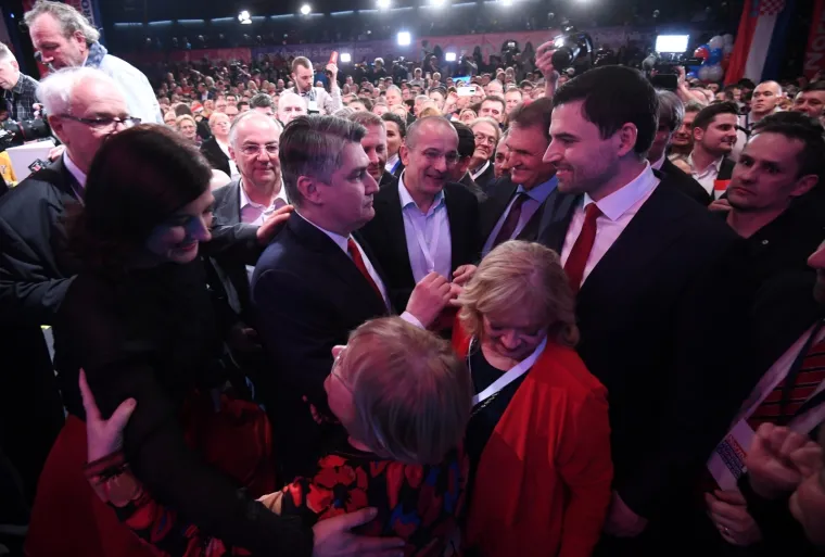 Milanovića je supruga Sanja zagrlila na pozornici! S uzdignutom &scaron;akom pozdravljao je odu&scaron;evljene prista&scaron;e