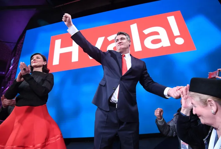 Milanovića je supruga Sanja zagrlila na pozornici! S uzdignutom &scaron;akom pozdravljao je odu&scaron;evljene prista&scaron;e