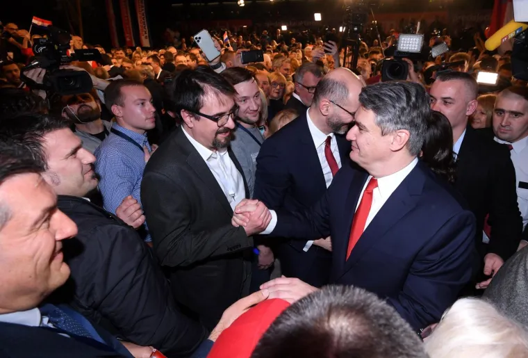 Milanovića je supruga Sanja zagrlila na pozornici! S uzdignutom &scaron;akom pozdravljao je odu&scaron;evljene prista&scaron;e