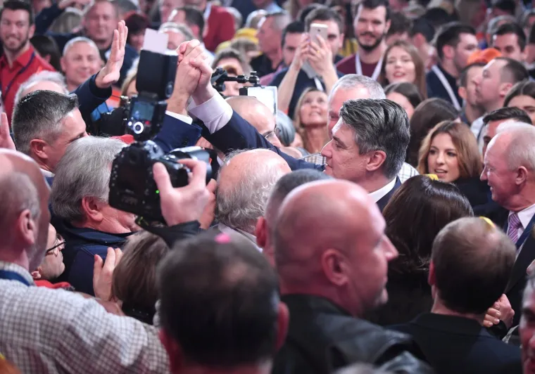 Milanovića je supruga Sanja zagrlila na pozornici! S uzdignutom &scaron;akom pozdravljao je odu&scaron;evljene prista&scaron;e