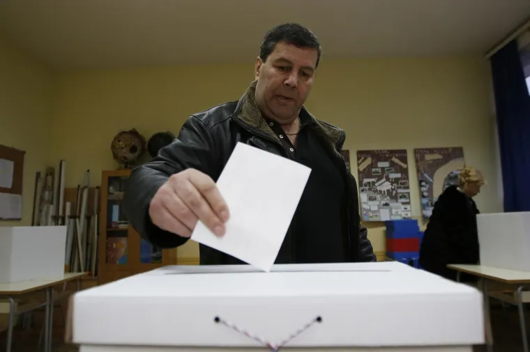 Jedva su dočekali: U Mostaru stotinjak ljudi do&scaron;lo glasati i prije nego &scaron;to je birali&scaron;te otvoreno!