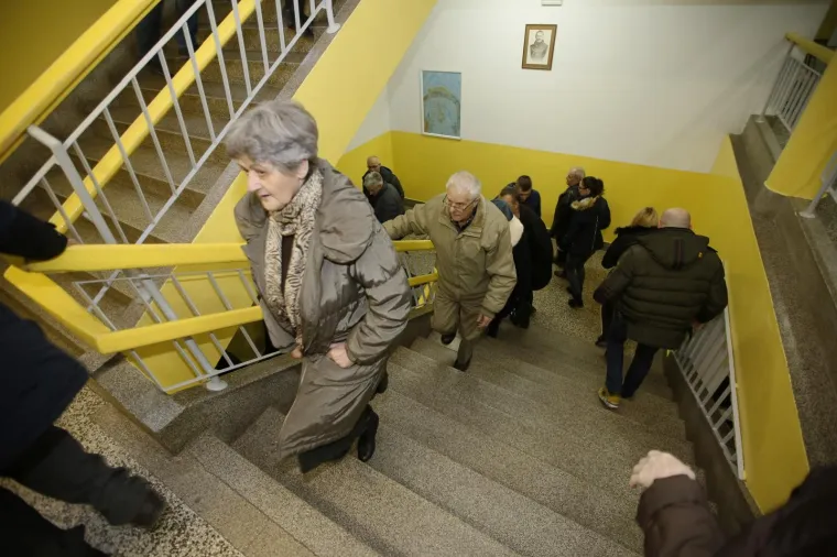 Jedva su dočekali: U Mostaru stotinjak ljudi do&scaron;lo glasati i prije nego &scaron;to je birali&scaron;te otvoreno!