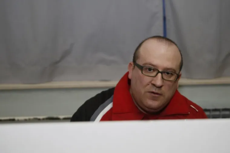 Jedva su dočekali: U Mostaru stotinjak ljudi do&scaron;lo glasati i prije nego &scaron;to je birali&scaron;te otvoreno!