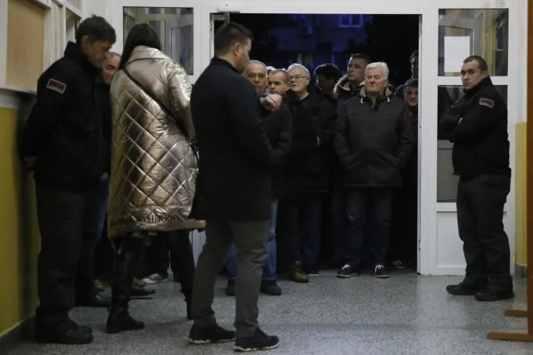Jedva su dočekali: U Mostaru stotinjak ljudi do&scaron;lo glasati i prije nego &scaron;to je birali&scaron;te otvoreno!