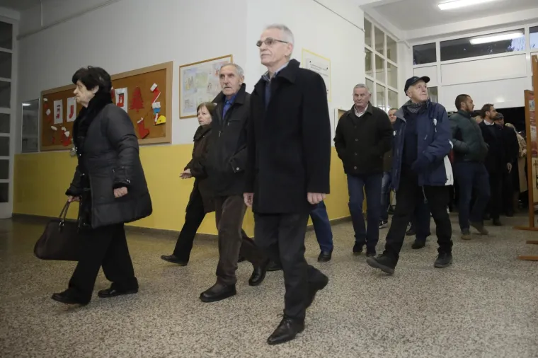 Jedva su dočekali: U Mostaru stotinjak ljudi do&scaron;lo glasati i prije nego &scaron;to je birali&scaron;te otvoreno!