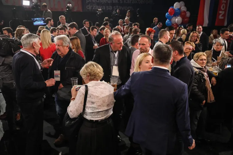 ZORAN MILANOVIĆ NOVI JE HRVATSKI PREDSJEDNIK: U stožeru vlada euforija, svi čekaju pobjednika