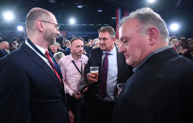 ZORAN MILANOVIĆ NOVI JE HRVATSKI PREDSJEDNIK: U stožeru vlada euforija, svi čekaju pobjednika