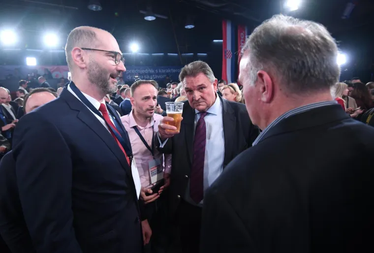 ZORAN MILANOVIĆ NOVI JE HRVATSKI PREDSJEDNIK: U stožeru vlada euforija, svi čekaju pobjednika