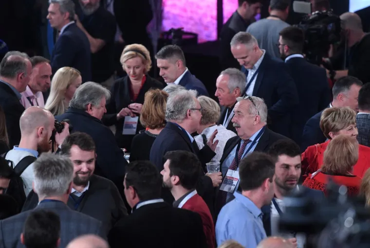 ZORAN MILANOVIĆ NOVI JE HRVATSKI PREDSJEDNIK: U stožeru vlada euforija, svi čekaju pobjednika