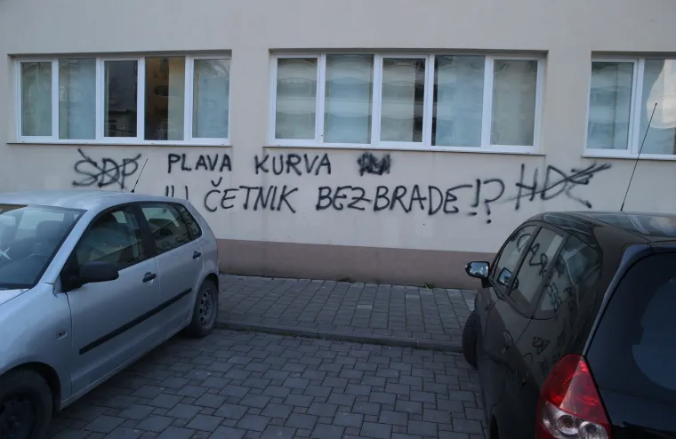 05.01.2020.,Split- Izborno mjesto na lokaciji osnovne &scaron;kole Meja&scaron;i  osvanulo s natpisima vezanim uz predsjedničke izbore. Photo: Ivo Čagalj/PIXSELL