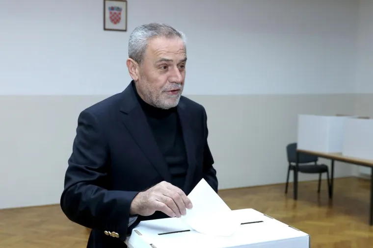 05.01.2020., Zagreb - Zagrebački gradonačelnik Milan Bandić glasovao je već u 7 sati u drugom krugu predsjedničkih izbora.Photo: Patrik Macek/PIXSELL