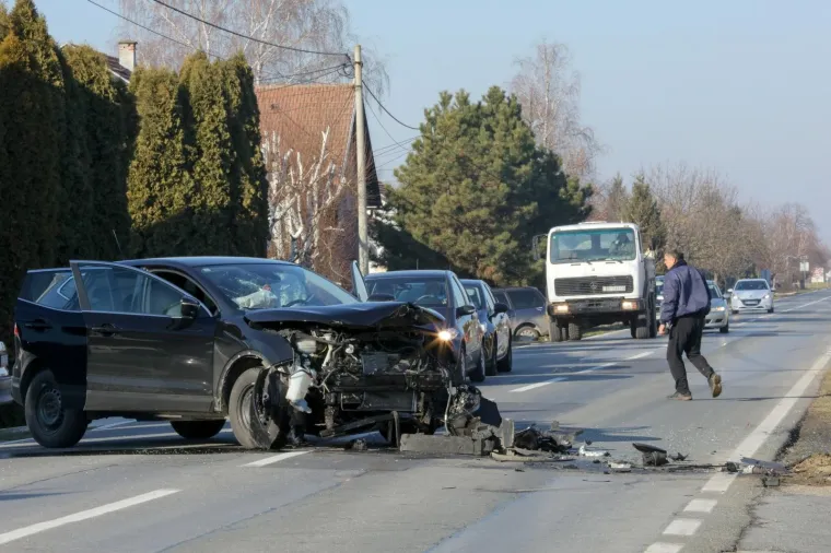 U Antunovcu kod Osijeka, danas oko 13 sati dogodila se prometna nesreća. Pri sudaru dvaju osobnih vozila jedno je završilo u kanalu uz cestu. Očevid je u tijeku.
