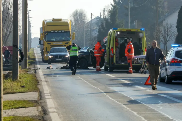OVO NE IZGLEDA DOBRO: U sudaru dva vozila jedno je završilo prevrnuto u kanalu