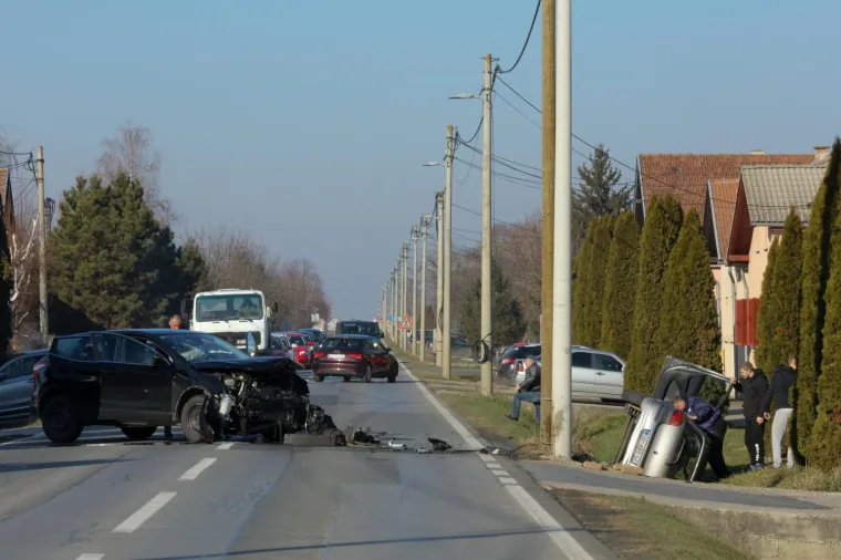 OVO NE IZGLEDA DOBRO: U sudaru dva vozila jedno je završilo prevrnuto u kanalu