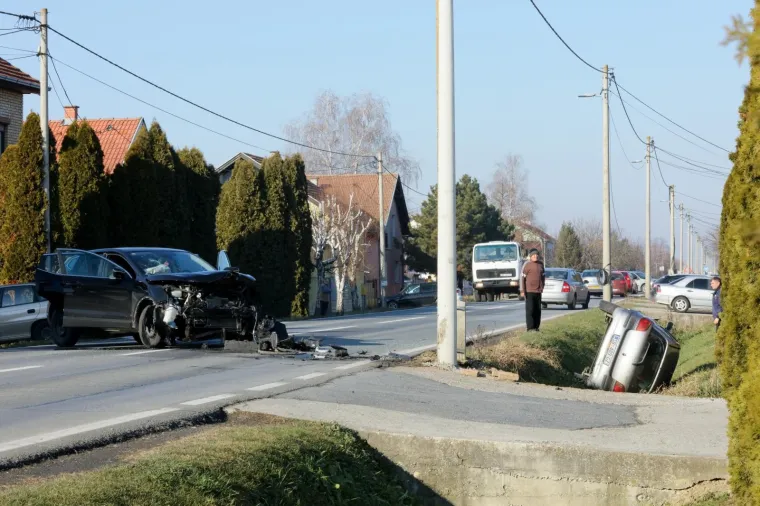 OVO NE IZGLEDA DOBRO: U sudaru dva vozila jedno je završilo prevrnuto u kanalu