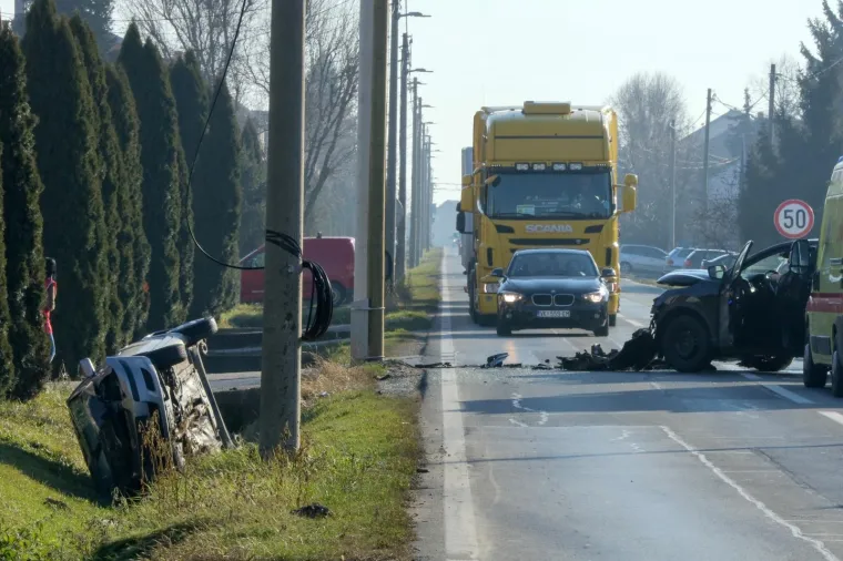 OVO NE IZGLEDA DOBRO: U sudaru dva vozila jedno je završilo prevrnuto u kanalu