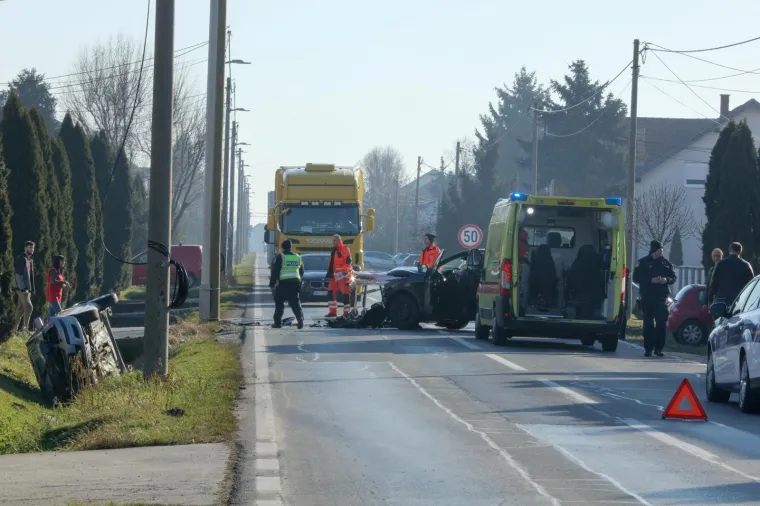 OVO NE IZGLEDA DOBRO: U sudaru dva vozila jedno je završilo prevrnuto u kanalu