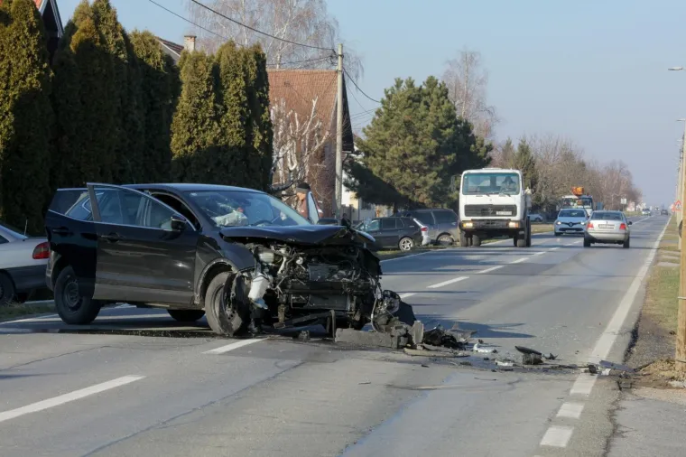 OVO NE IZGLEDA DOBRO: U sudaru dva vozila jedno je završilo prevrnuto u kanalu