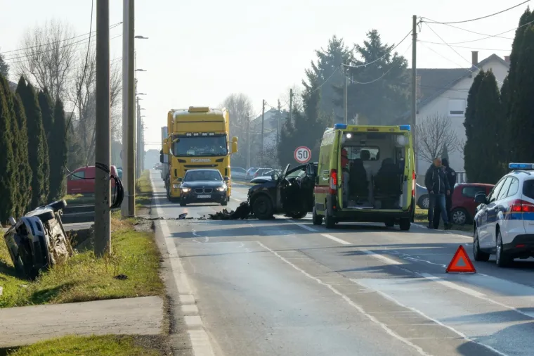 OVO NE IZGLEDA DOBRO: U sudaru dva vozila jedno je završilo prevrnuto u kanalu