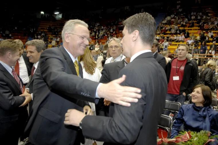 KAKO JE ZORAN MILANOVIĆ IZGLEDAO PRIJE DESETAK GODINA? Pogledajte fotografije iz vremena dok je jo&scaron; bio dobar s Bandićem