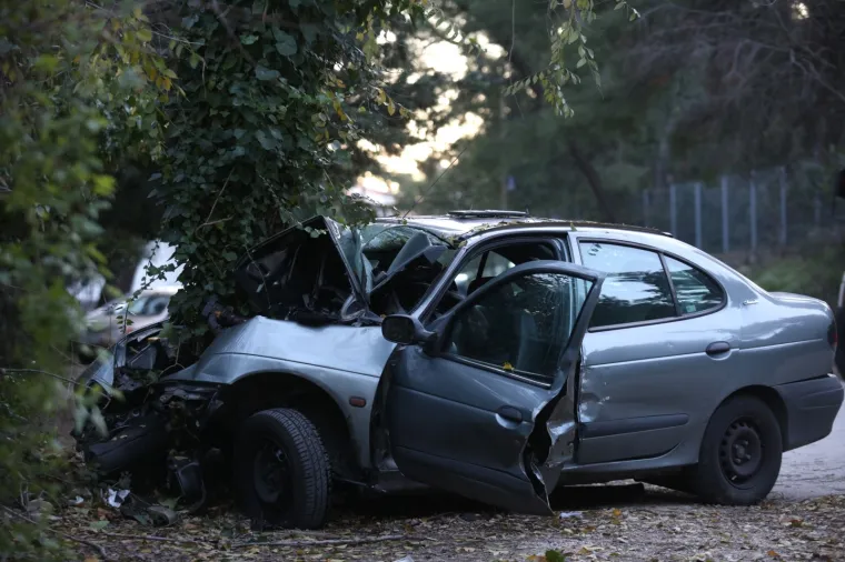 Te&scaron;ka nesreća u Splitu: Vozač udario u stablo na Marjanu i na mjestu poginuo