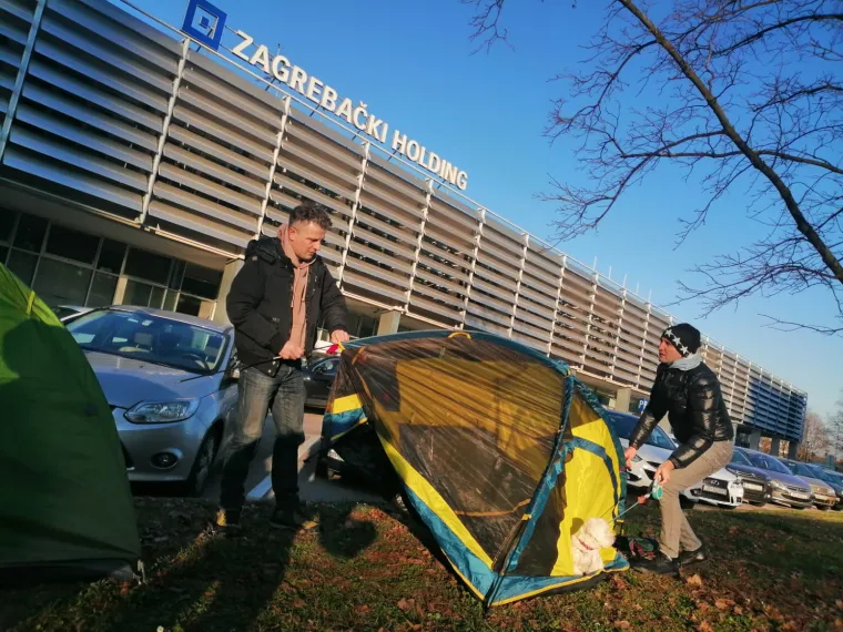 Juričan je odlučio zauzeti Zagrebački holding, ispred zgrade postavio &scaron;atore