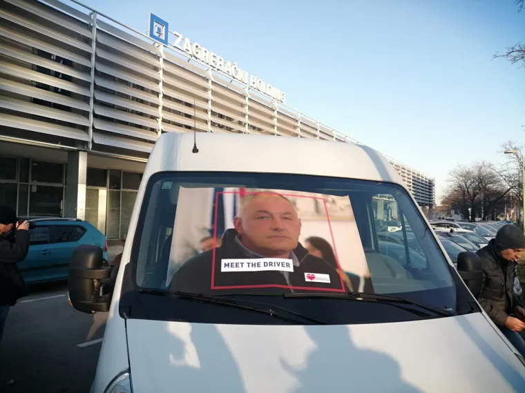 Juričan je odlučio zauzeti Zagrebački holding, ispred zgrade postavio &scaron;atore