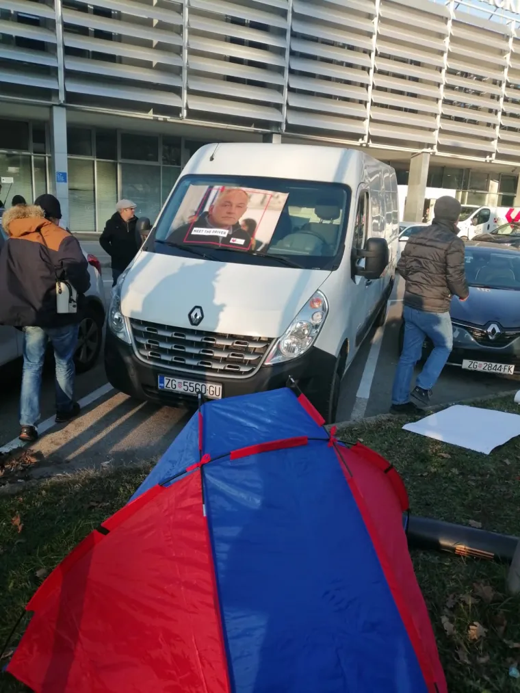 Juričan je odlučio zauzeti Zagrebački holding, ispred zgrade postavio &scaron;atore