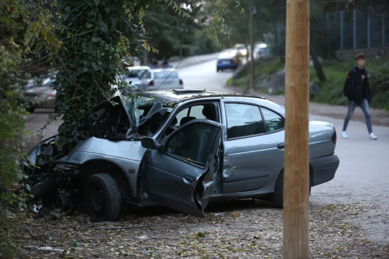 TE&Scaron;KA PROMETNA NESREĆA U SPLITU: Poginuo je vozač koji se zabio autom u stablo