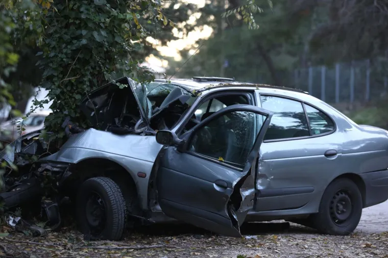 Vozač je poginuo na Marjanu u Splitu nakon &scaron;to se u srijedu rano ujutro automobilom zabio u stablo.